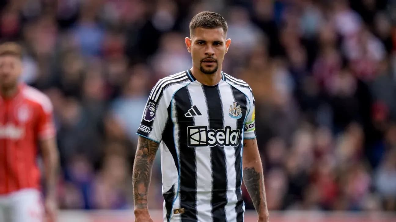 Jugador de Newcastle con camiseta a rayas durante el partido