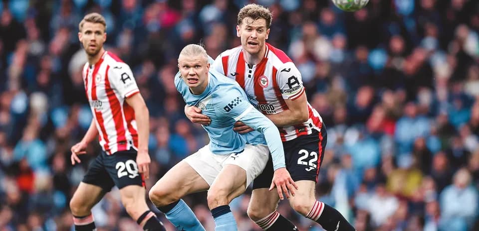 El jugador de Manchester City en acción contra Brentford