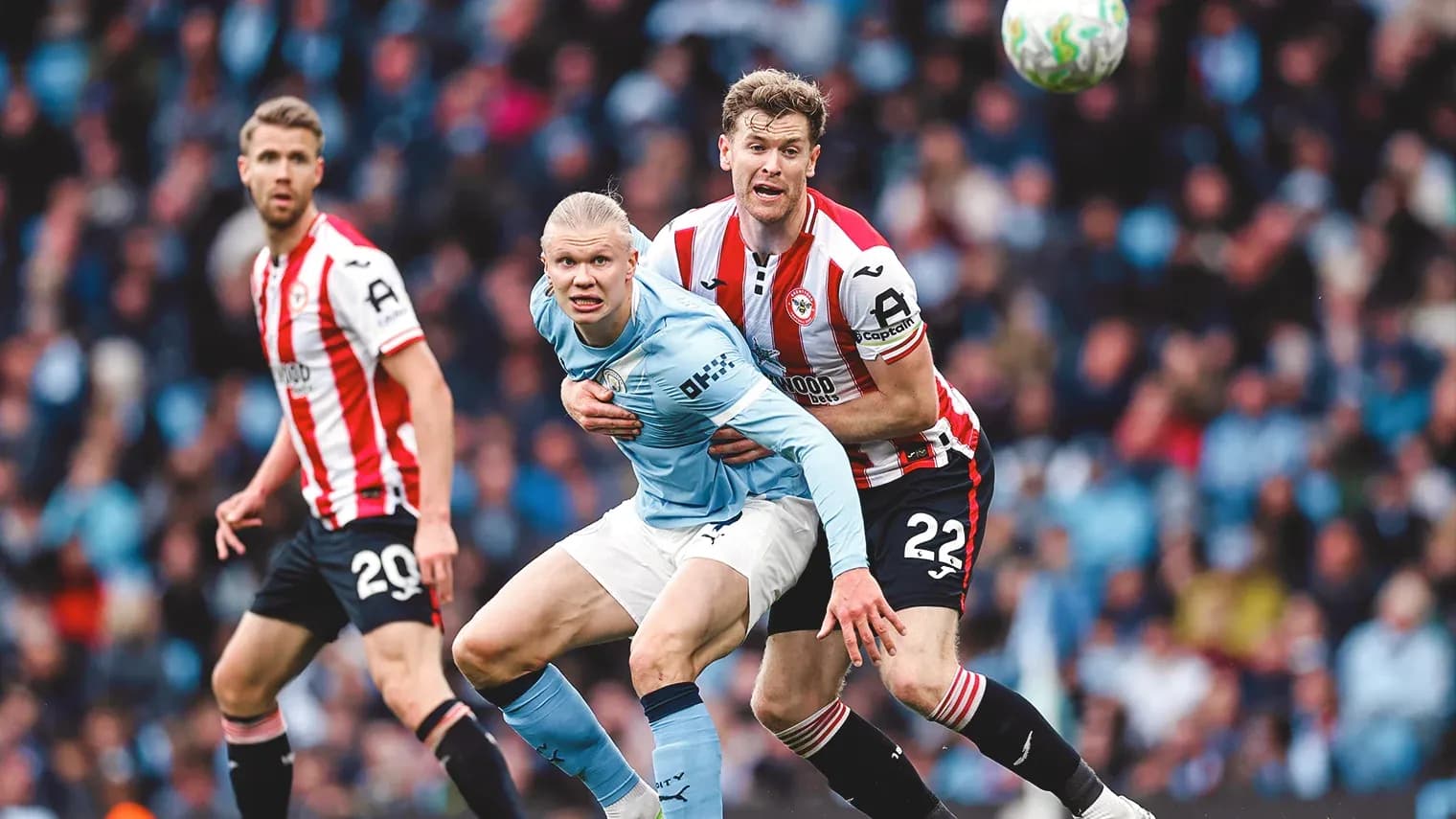 El jugador de Manchester City en acción contra Brentford