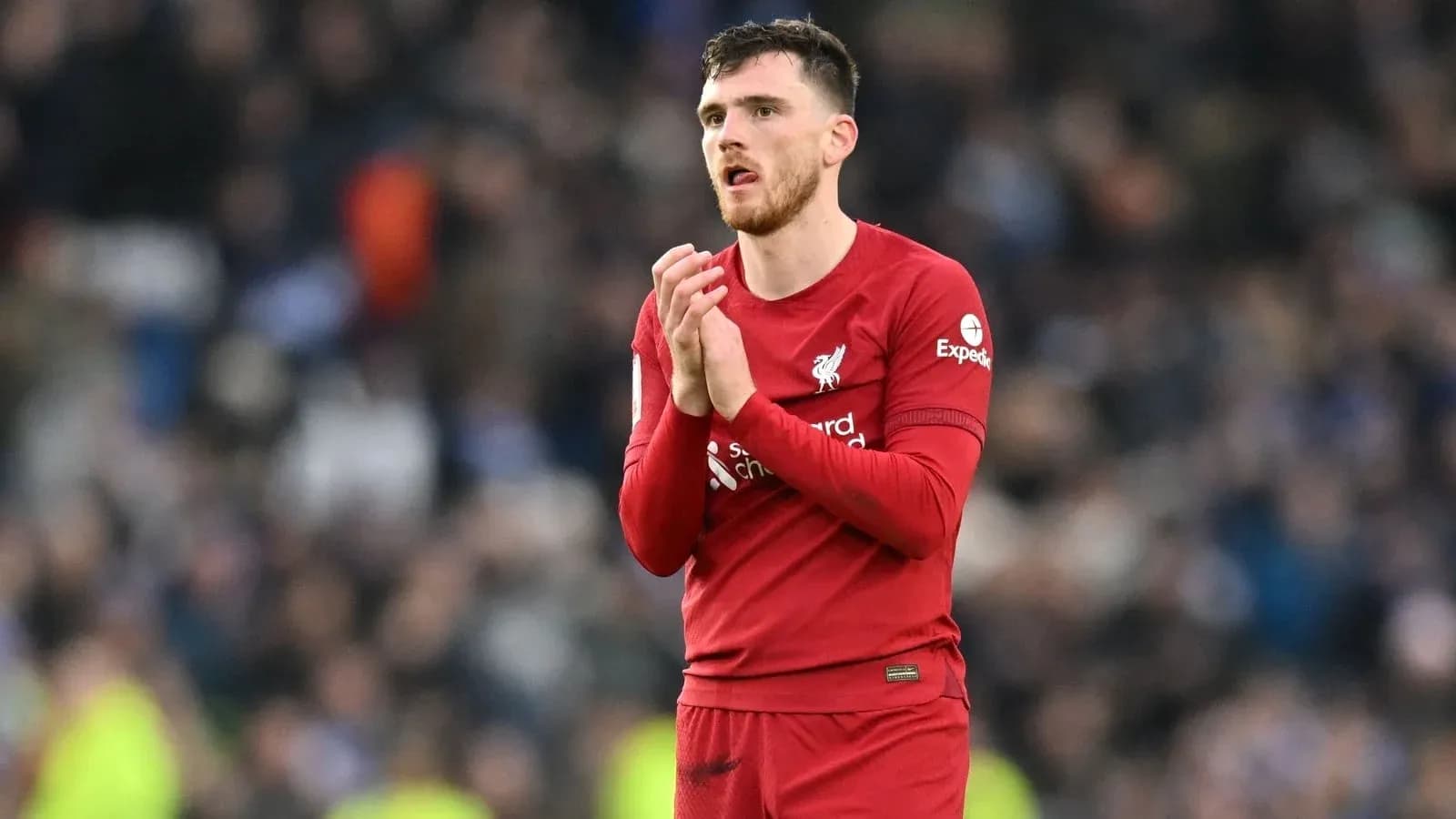 Jugador de Liverpool aplaudiendo en el campo