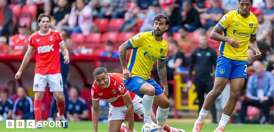 Jugadores en acción durante partido de fútbol