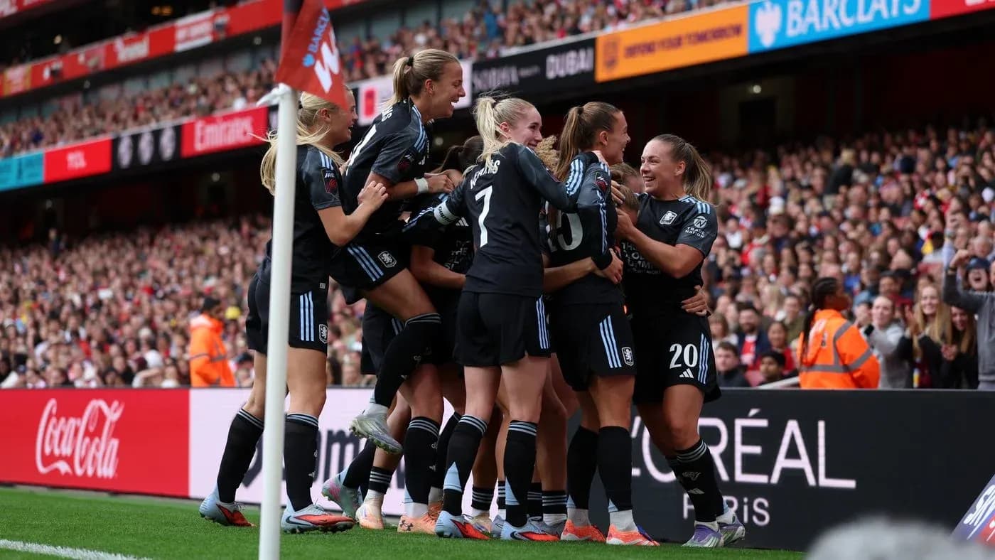 Jugadoras de Aston Villa celebrando un gol