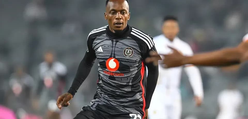 Jugador de Orlando Pirates corriendo con balón durante partido