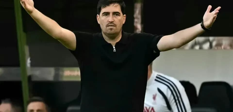 Entrenador gesticulando en la banca durante el partido