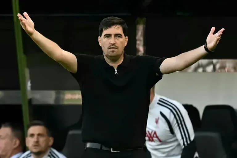 Entrenador gesticulando en la banca durante el partido