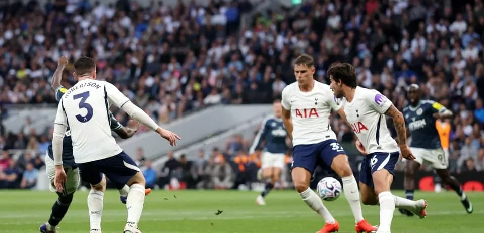 Jugadores de Tottenham defendiendo en el partido