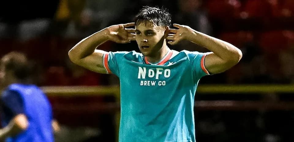 Jugador con camiseta NOFO celebrando en el campo