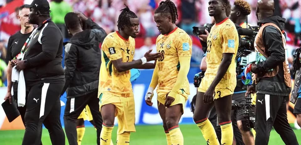 Jugadores de Ghana conversando en el campo