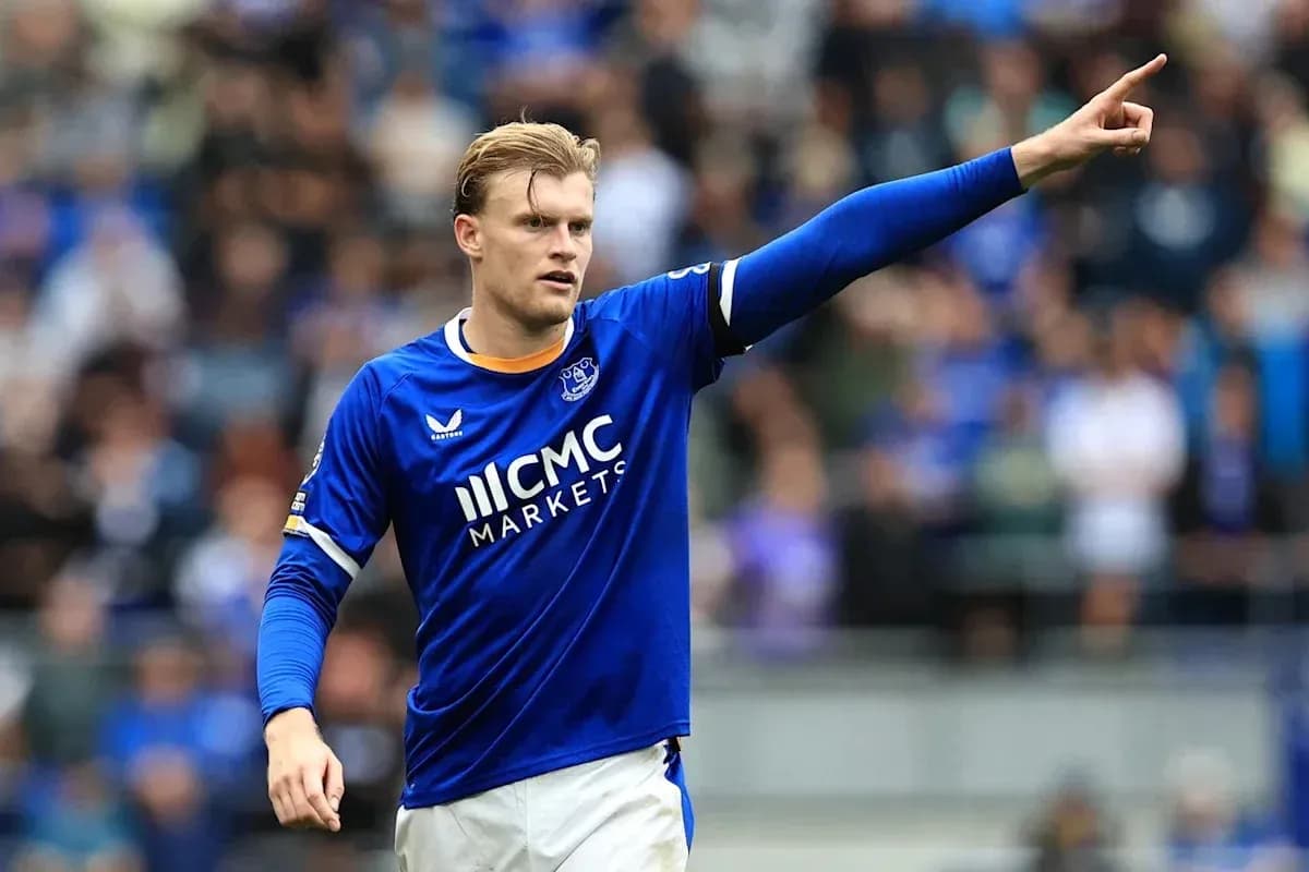 Jugador de Everton señalando durante el partido