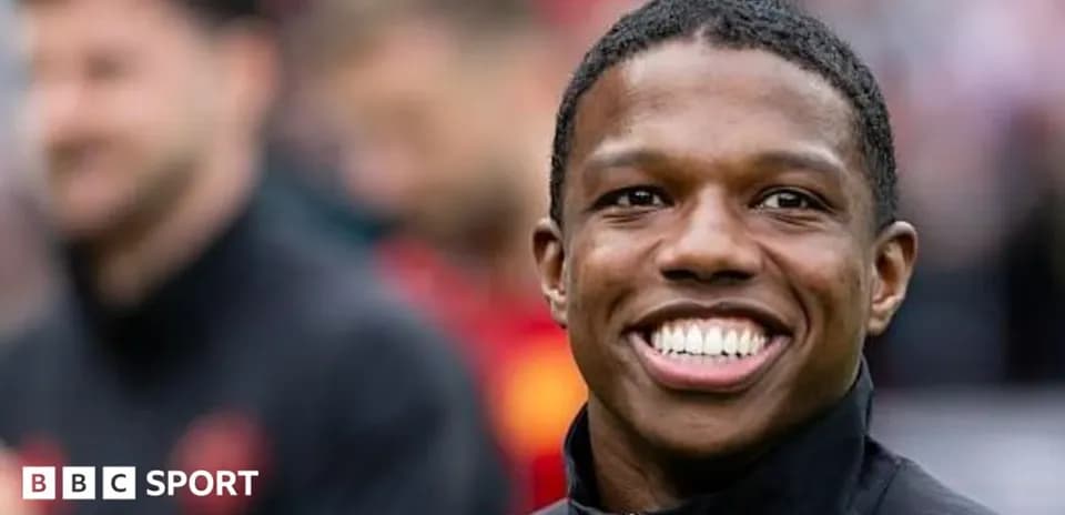Jugador sonriendo durante el calentamiento previo al partido