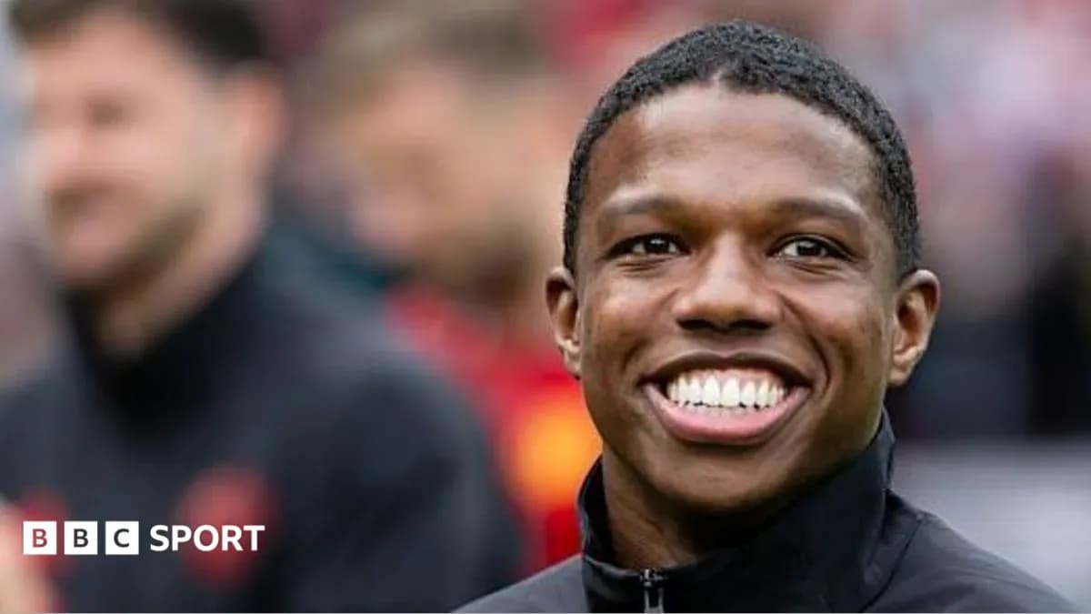 Jugador sonriendo durante el calentamiento previo al partido