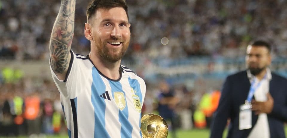 Jugador argentino levantando el trofeo de campeón