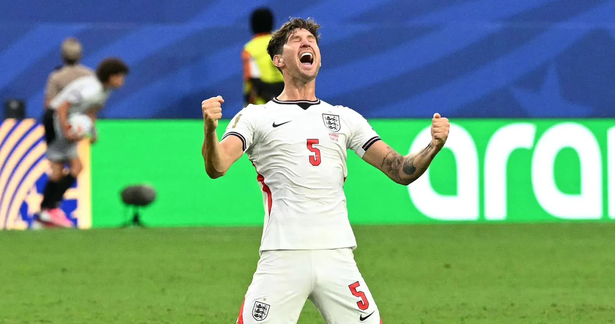 Jugador de Inglaterra celebrando con los puños en alto