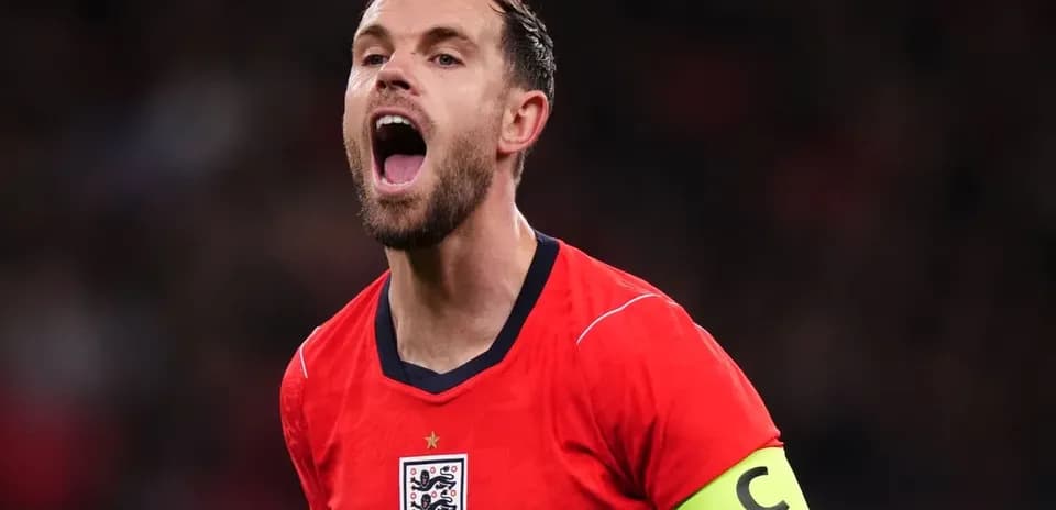 Jugador de Inglaterra celebrando con camiseta roja