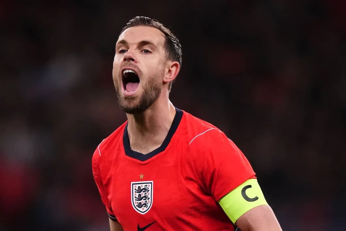 Jugador de Inglaterra celebrando con camiseta roja
