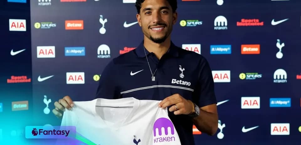 Jugador mostrando camiseta de Tottenham en presentación