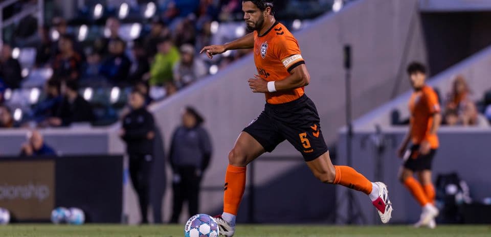 Jugador corriendo con el balón en el partido