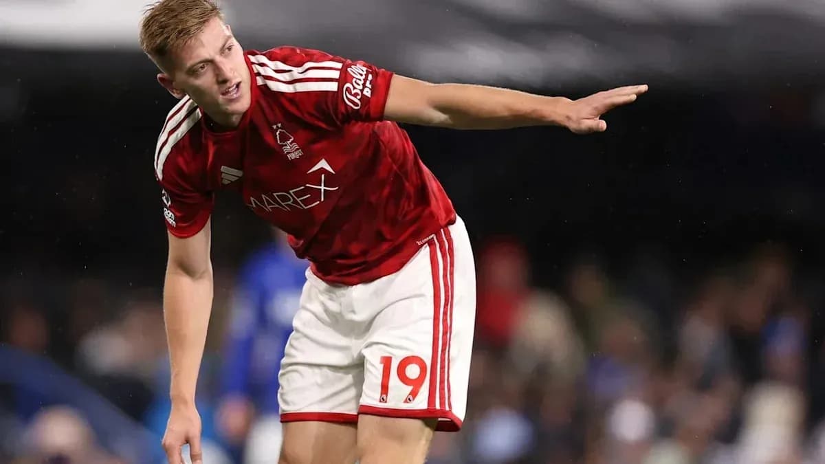 Jugador de Nottingham Forest señalando durante el partido