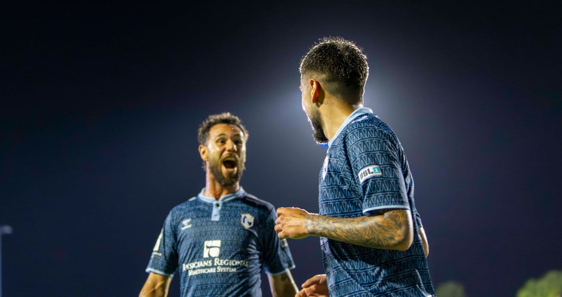 Jugadores celebrando un gol en el partido