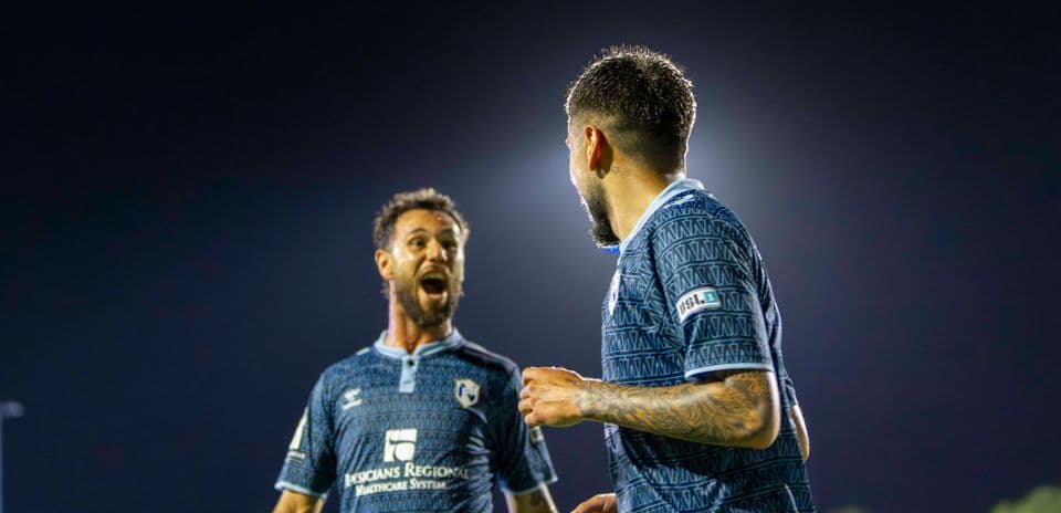 Jugadores celebrando un gol en el partido