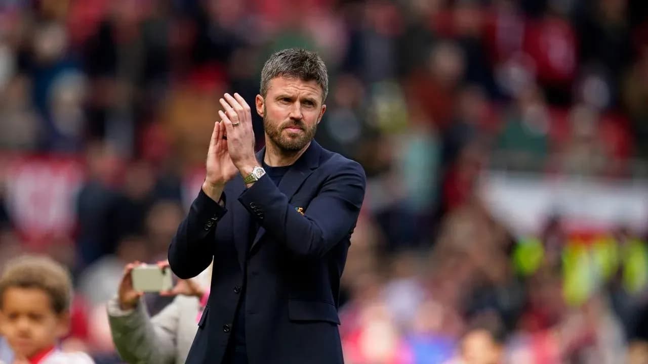 Entrenador aplaudiendo en el campo lleno de aficionados
