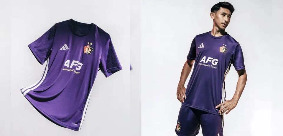 Jugador vistiendo camiseta de fútbol morada con logo