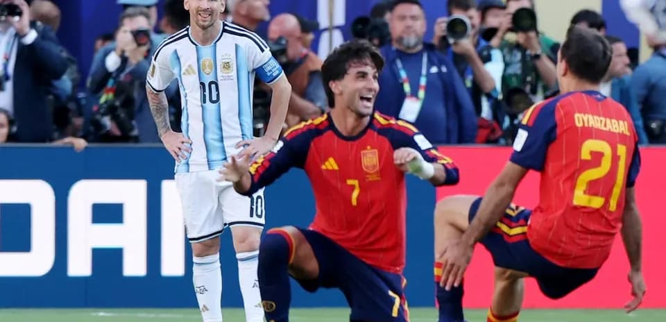 Lionel Messi y jugadores españoles en acción
