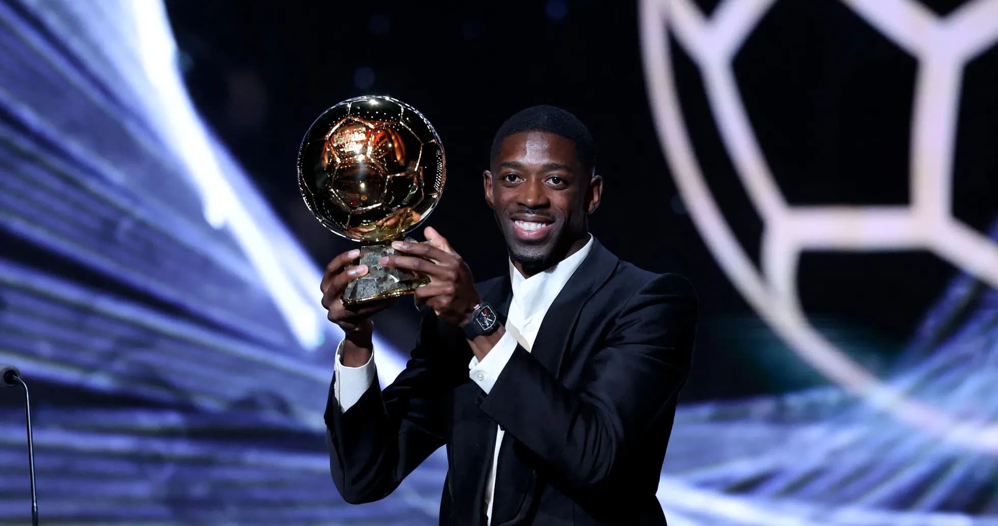 Jugador sosteniendo el Balón de Oro en ceremonia