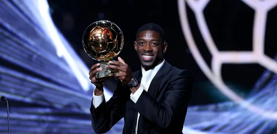 Jugador sosteniendo el Balón de Oro en ceremonia