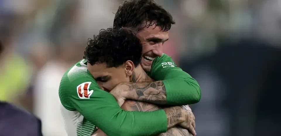 Jugadores abrazándose tras un partido de fútbol