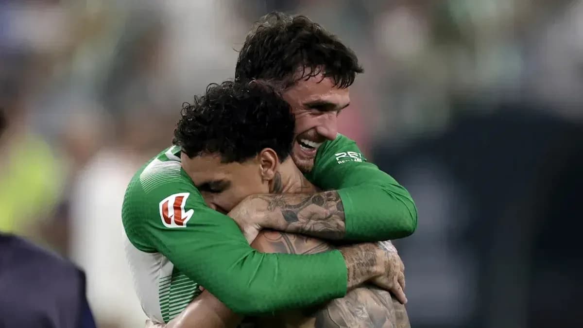 Jugadores abrazándose tras un partido de fútbol