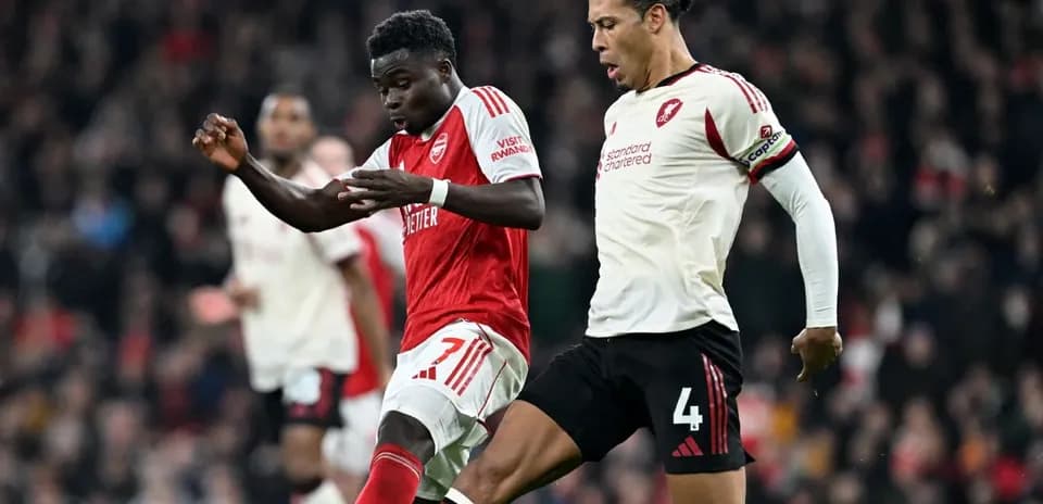 Jugadores de Liverpool y Arsenal en acción