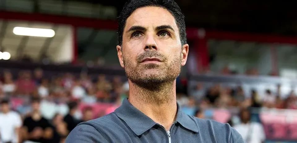 Entrenador observando el partido desde la banda