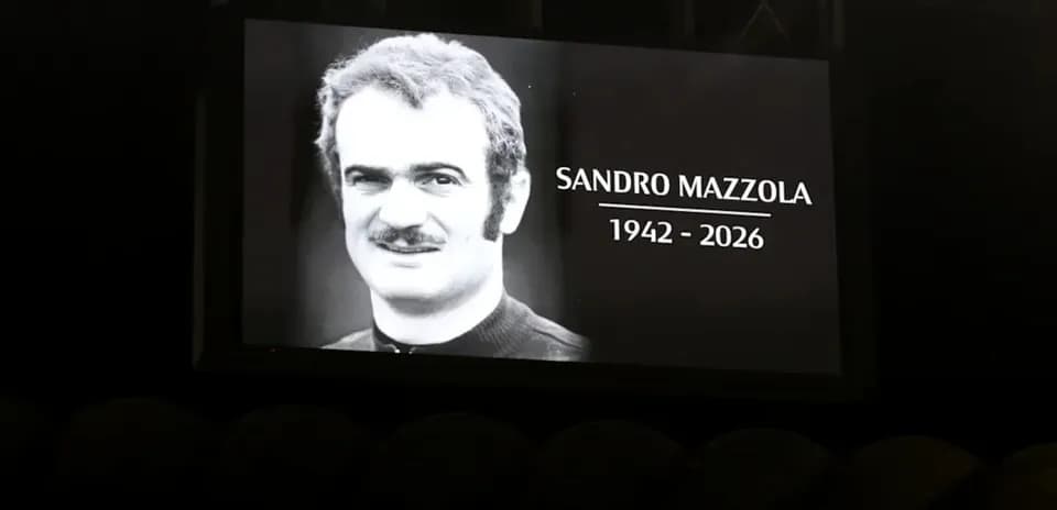 Pantalla mostrando tributo a Sandro Mazzola