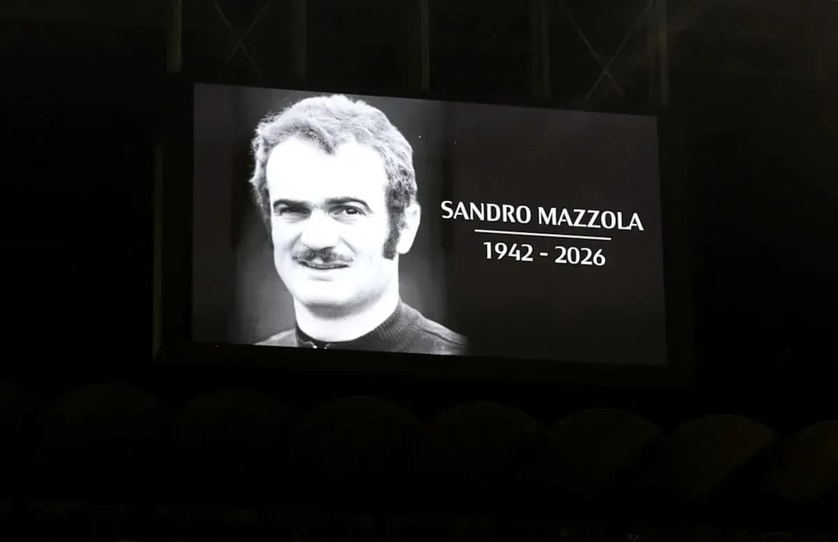 Pantalla mostrando tributo a Sandro Mazzola