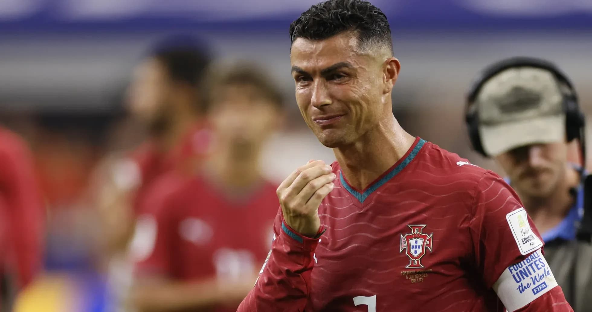 Cristiano Ronaldo con camiseta de Portugal en el campo
