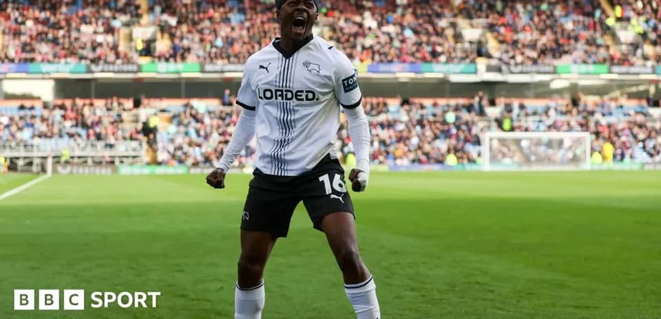 Jugador de Derby County celebrando un gol en el estadio