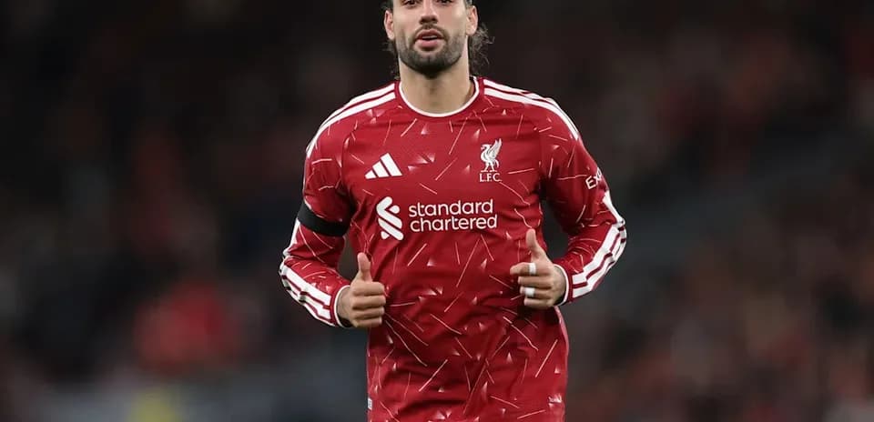 Jugador de Liverpool con camiseta roja en el campo