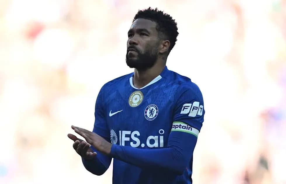 Jugador de Chelsea aplaudiendo en el campo