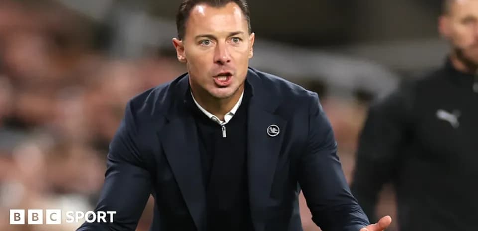 Entrenador dirigiendo a su equipo durante el partido