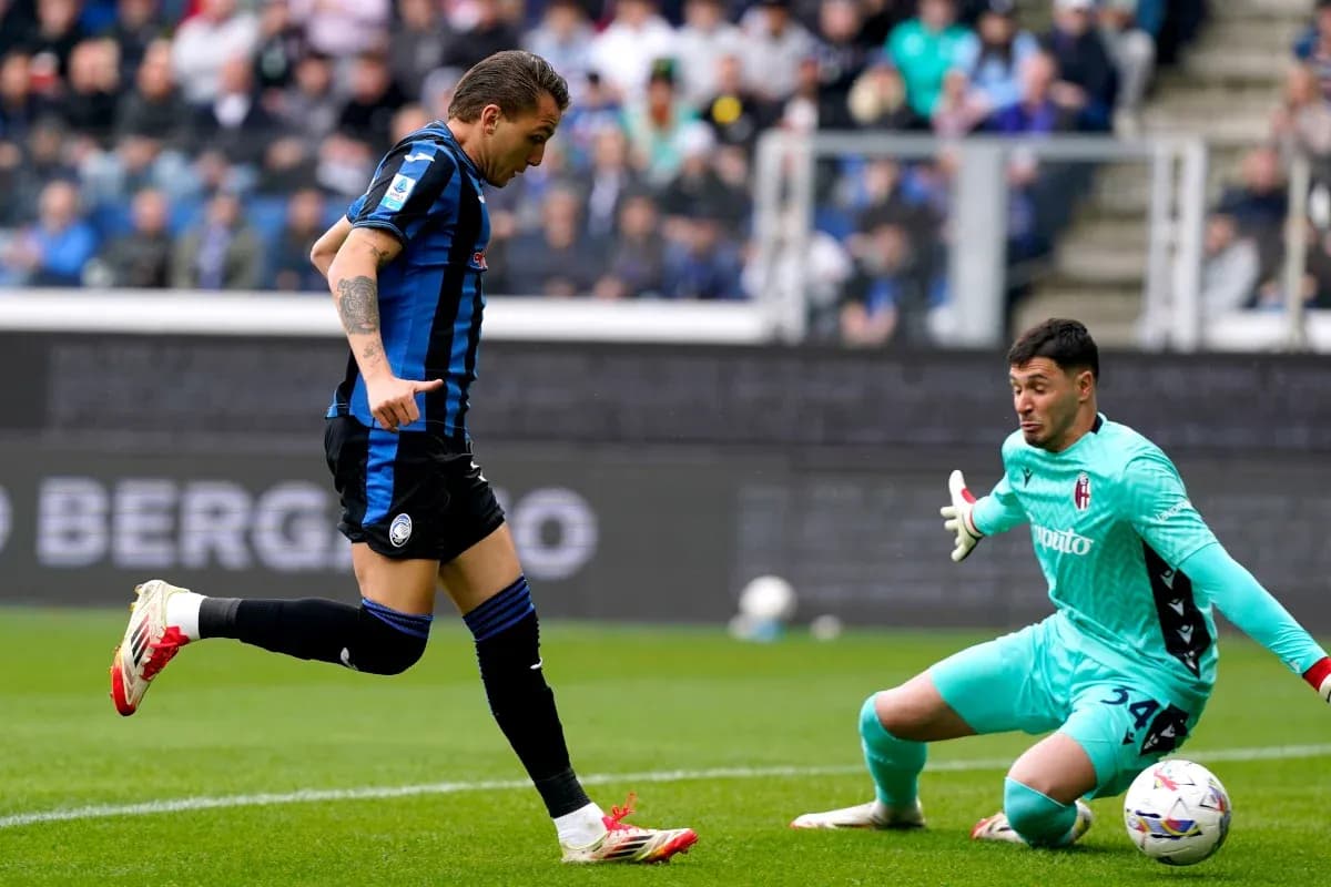 Jugador de Atalanta ante el portero de Bologna