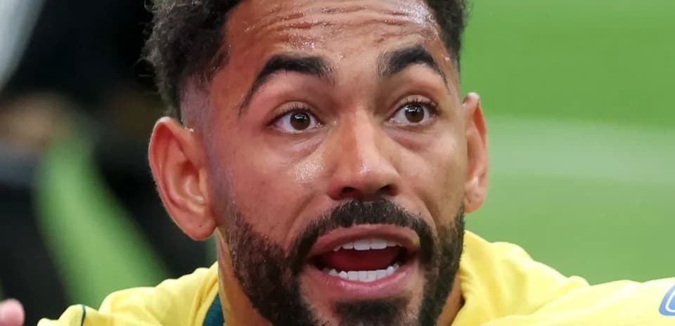 Jugador de fútbol mostrando intensa expresión en partido