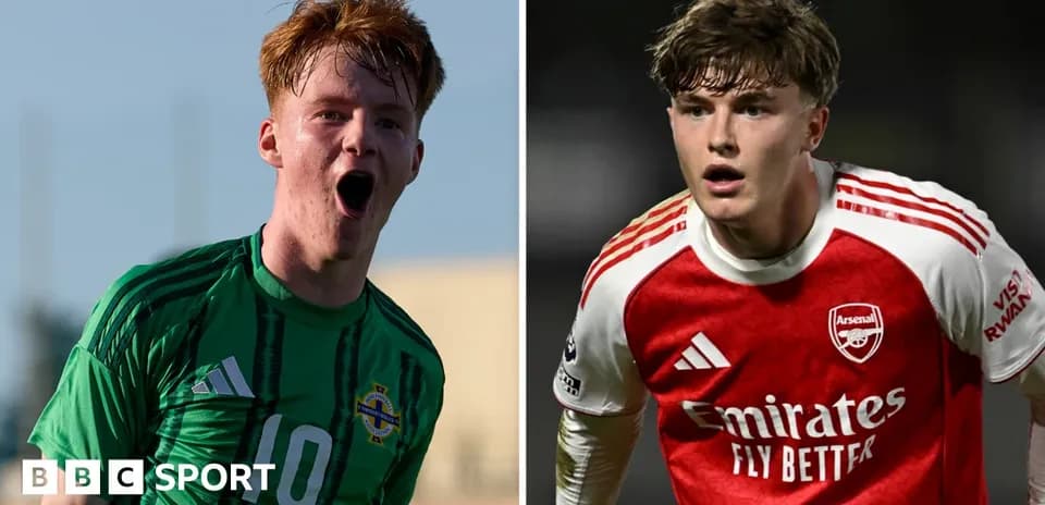 Jugadores en acción, uno con camiseta de Irlanda del Norte y otro de Arsenal