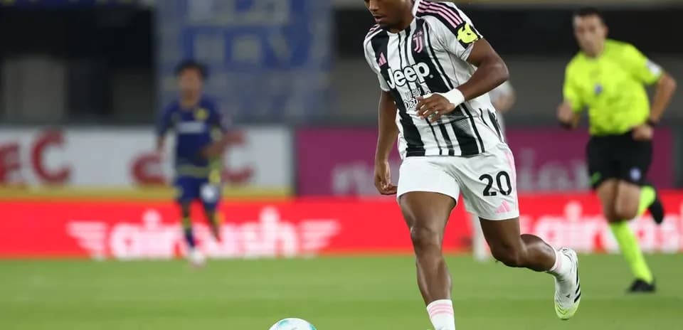 Jugador de Juventus corriendo tras el balón en partido