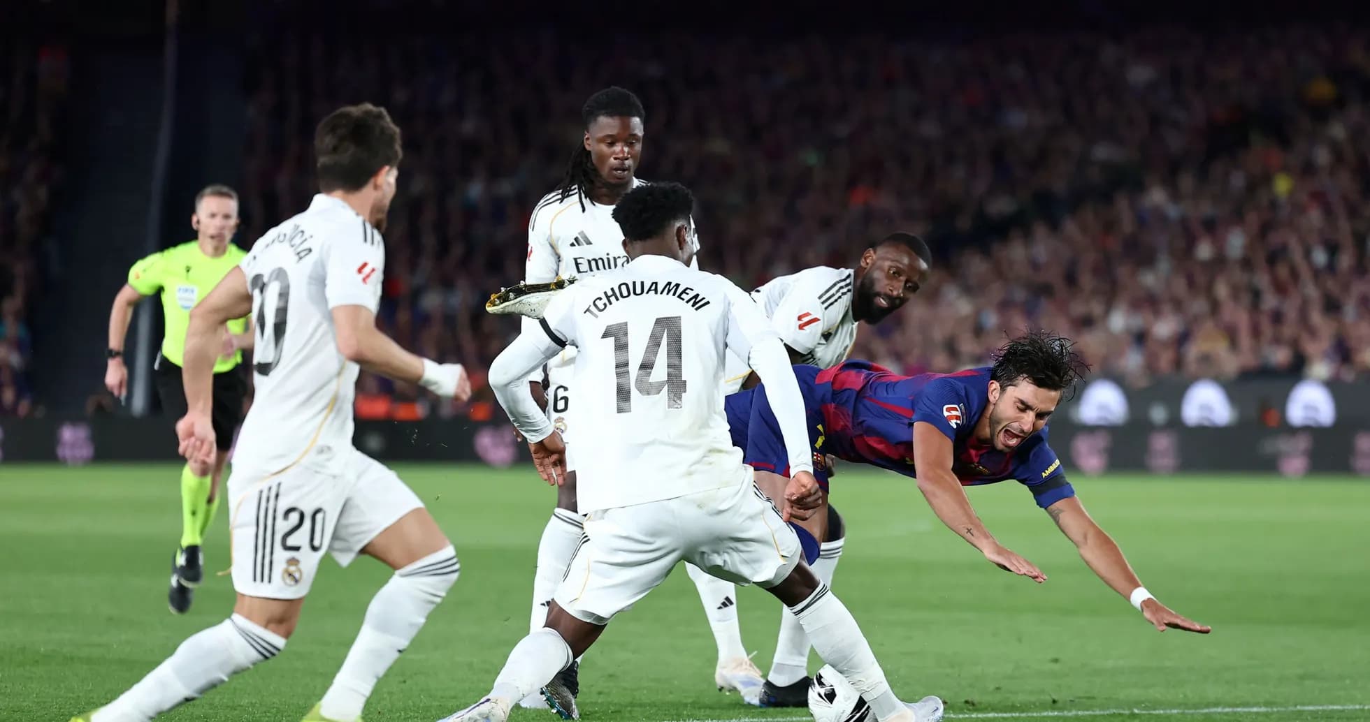 Jugadores de Real Madrid y Barcelona disputando el balón