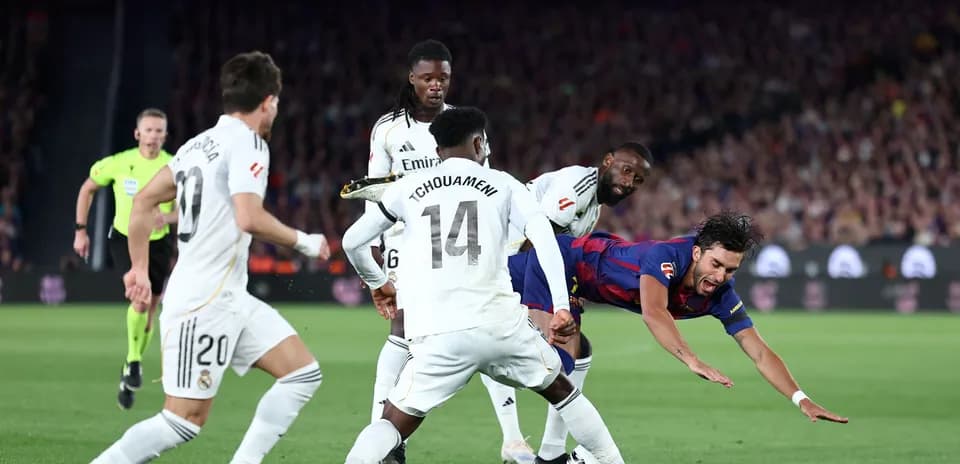 Jugadores de Real Madrid y Barcelona disputando el balón