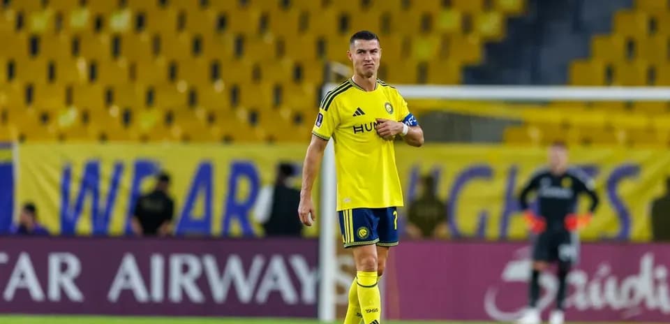 Jugador con camiseta amarilla en el campo de fútbol