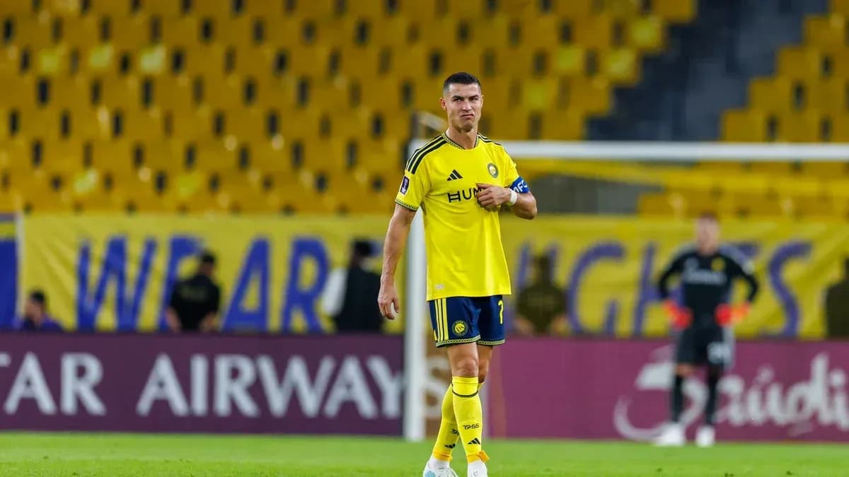 Jugador con camiseta amarilla en el campo de fútbol