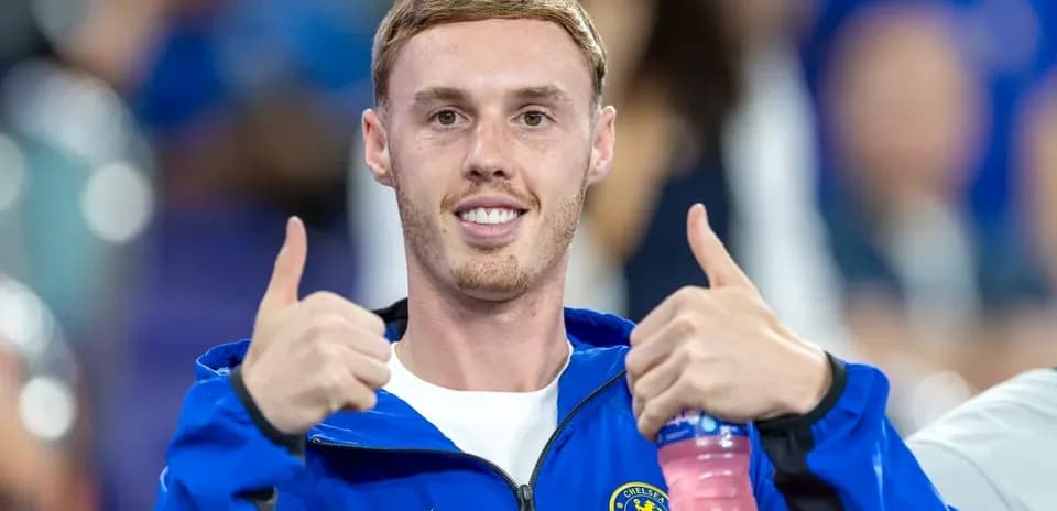 Jugador de Chelsea mostrando dos pulgares hacia arriba