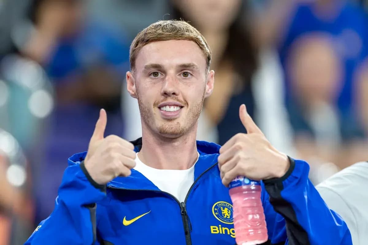 Jugador de Chelsea mostrando dos pulgares hacia arriba